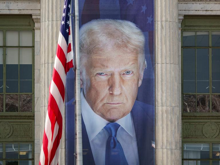 Ein Banner, das Donald Trump zeigt, am U.S. Department of Agriculture (USDA) in Washington, D.C.