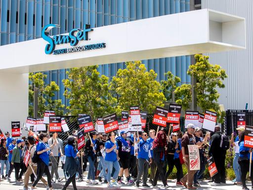 Demonstranten laufen vor den Studios von Netflix und Sunset Bronson Studios in Los Angeles