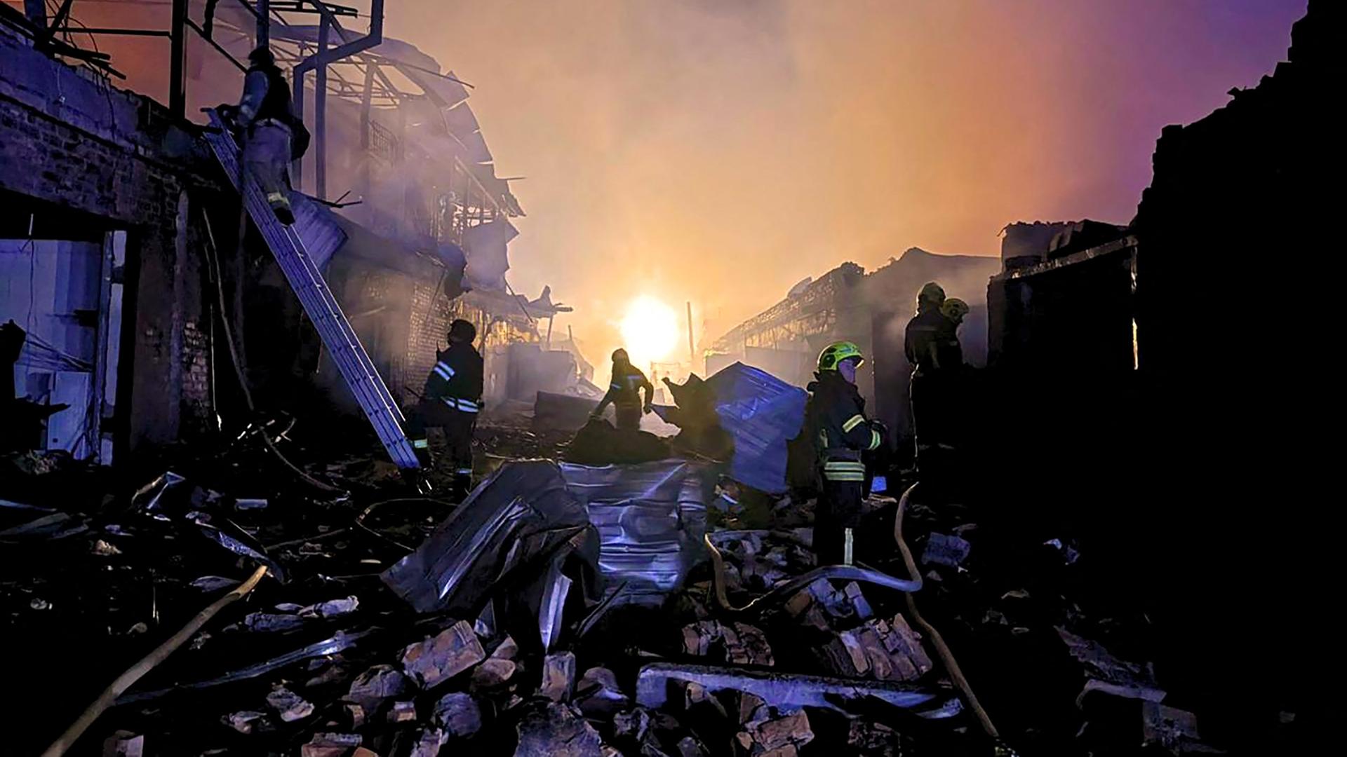Feuerwehrleute untersuchen in der Region Kiew ein völlig zerstörtes Haus. Feuerwehrleute untersuchen in der Region Kiew ein völlig zerstörtes Haus.