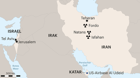 Karte zeigt den Nahen Osten. Eingezeichnet sind in Israel die Städte Tel Aviv und Jerualem, in Iran die Stadt Teheran, die Atomanlagen Fordo, Natans und Isfahan und die US-Airbase Al Udeid in Katar
