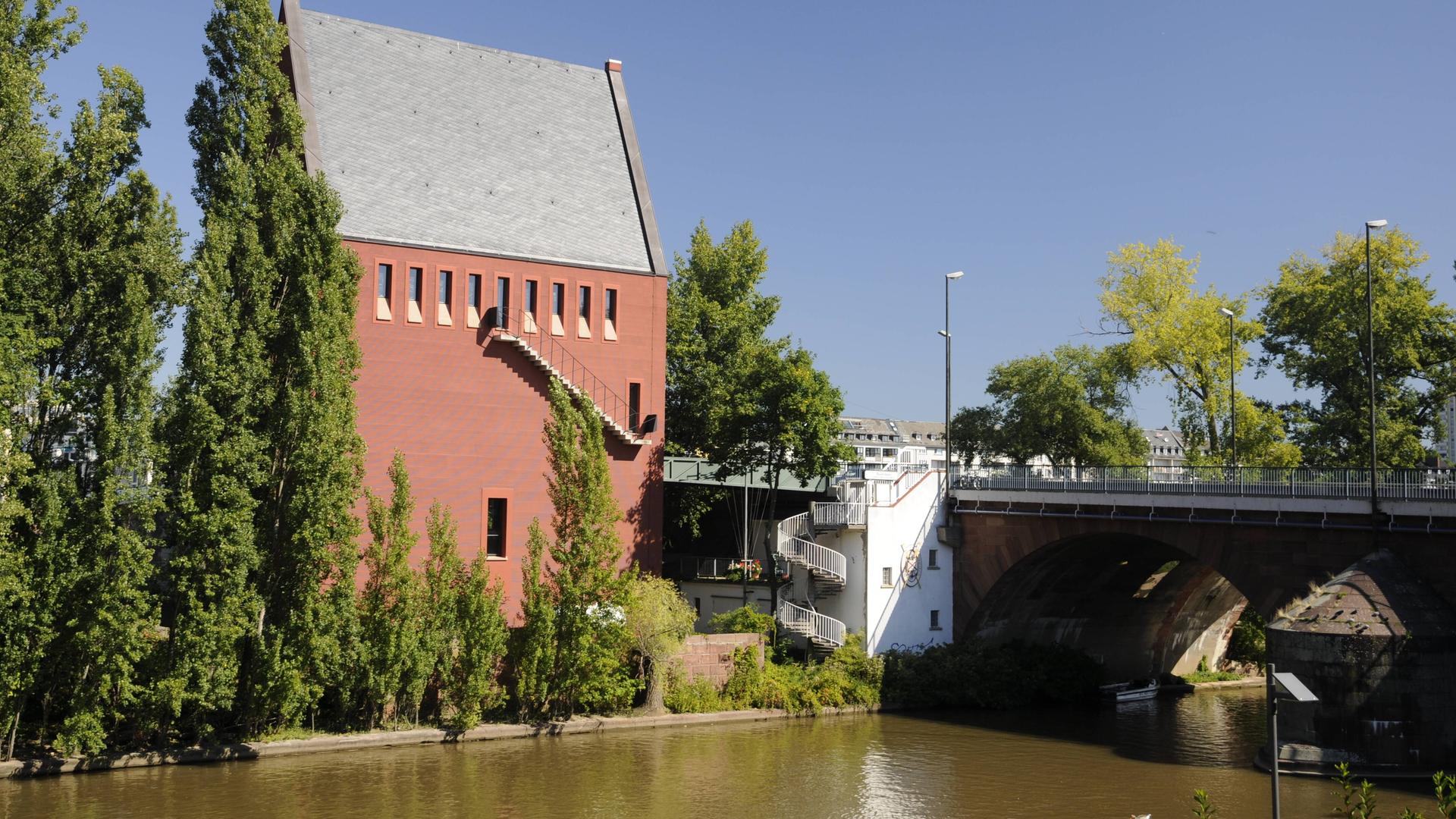Der Portikus in Frankfurt am Main liegt am Main. Der Portikus in Frankfurt am Main liegt am Main.