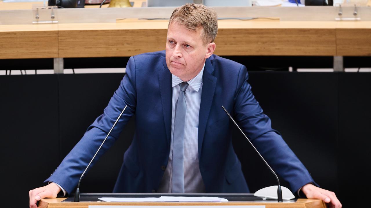 Berlin: Oliver Friederici spricht als Abgeordneter in der Plenarsitzung im Berliner Abgeordnetenhaus und schaut nachdenklich.