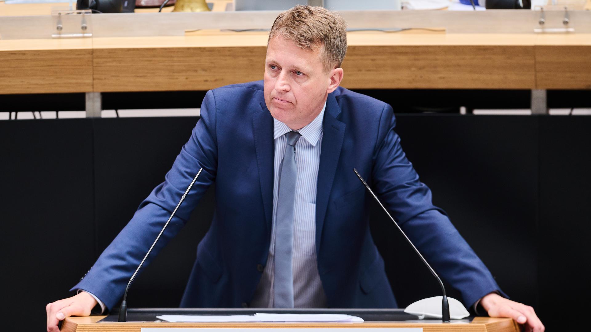 Berlin: Oliver Friederici spricht als Abgeordneter in der Plenarsitzung im Berliner Abgeordnetenhaus und schaut nachdenklich.