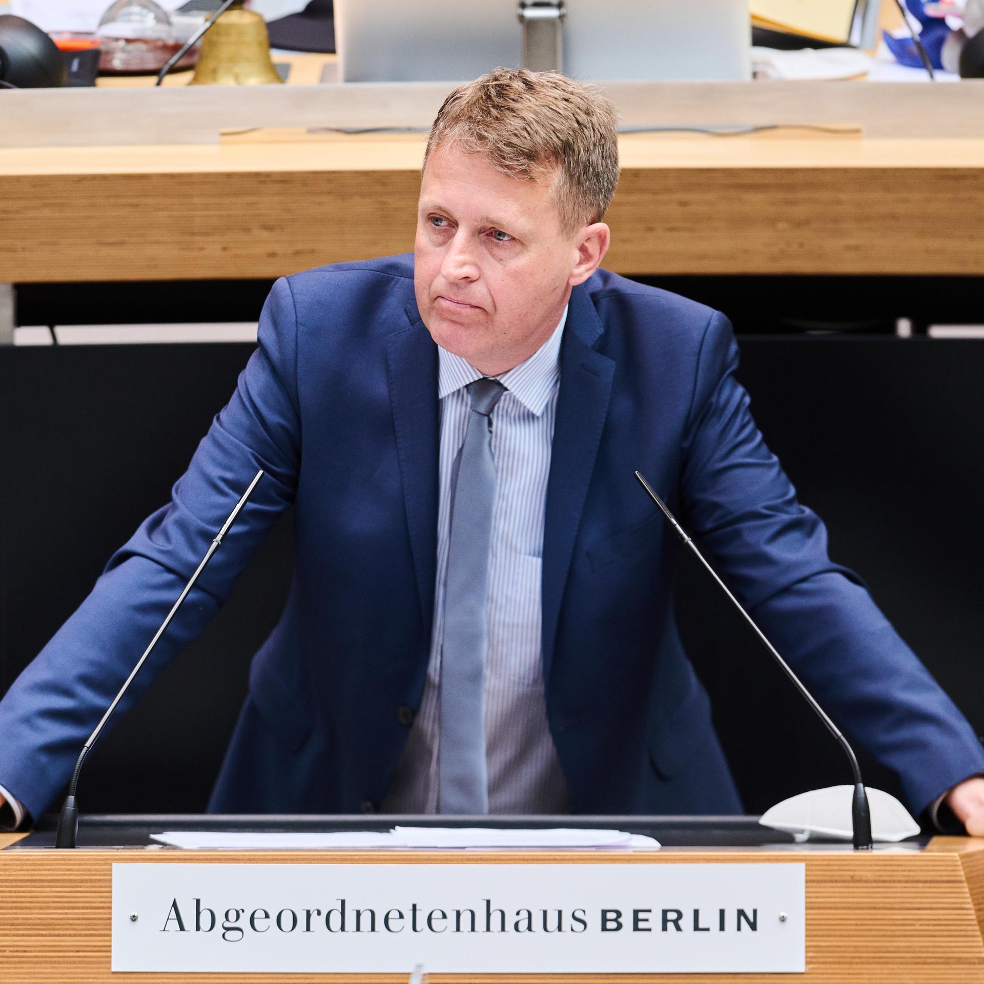 Berlin: Oliver Friederici spricht als Abgeordneter in der Plenarsitzung im Berliner Abgeordnetenhaus und schaut nachdenklich.