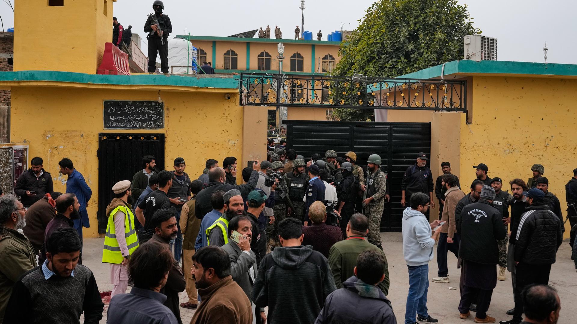 Islamabad: Sicherheitskräfte, Helfer und Rettungkräfte sind nach einem Anschlag auf ein schiitisches Gemeindehaus vor Ort.