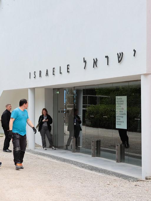 Israelischer Pavillon auf der Biennale in Venedig. Im Fenster hängt ein großer Zettel, der verkündet, dass der Pavillon erst öffnet, wenn es einen Waffenstillstand in Gaza gibt und die von der Hamas festgehaltenen Geiseln frei sind.