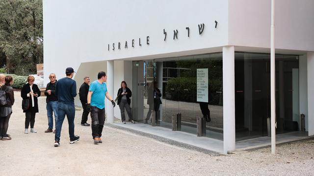 Der Pavillon von dem Land Israel auf der Biennale in Venedig. Im Fenster hängt ein großer Zettel. Darauf steht: Der Pavillon öfnet erst, wenn es einen Waffenstillstand in Gaza gibt und alle Geiseln frei sind.