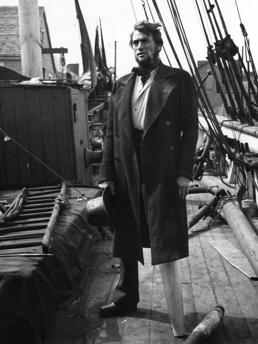 Moby Dick (Moby Dick, GB 1956, Regie: John Huston) Gregory Peck als Kapitän Ahab an Deck mit Holzbein Moby Dick (Moby Dick, GB 1956, Regie: John Huston) Gregory Peck als Kapitän Ahab an Deck mit Holzbein