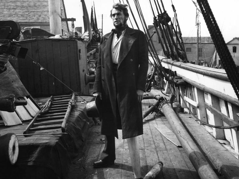Moby Dick (Moby Dick, GB 1956, Regie: John Huston) Gregory Peck als Kapitän Ahab an Deck mit Holzbein Moby Dick (Moby Dick, GB 1956, Regie: John Huston) Gregory Peck als Kapitän Ahab an Deck mit Holzbein