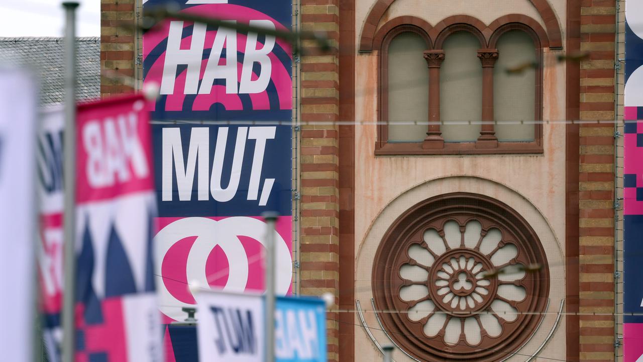 Der Slogan "HAB MUT, STEH AUF!" steht auf Bannern an den Türmen des Kiliansdoms in Würzburg.