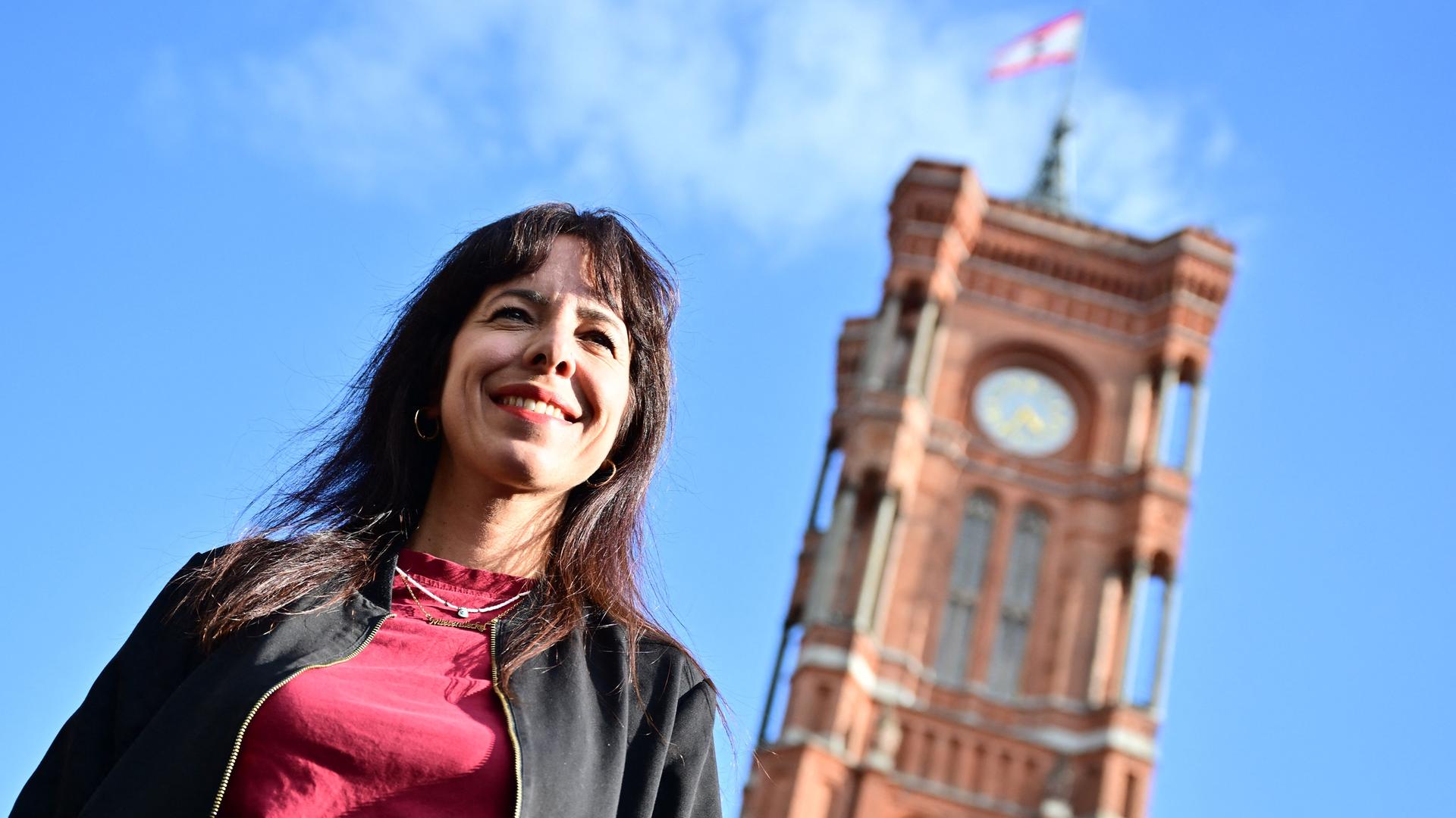Elif Eralp, Linken-Politikerin, steht in Berlin vor dem Roten Rathaus. Elif Eralp, Linken-Politikerin, steht in Berlin vor dem Roten Rathaus.