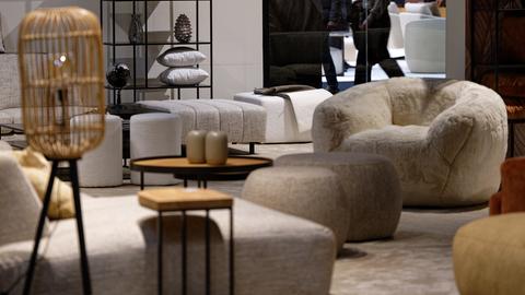 Sofa- und Sessellandschaft auf der Möbel- und Einrichtungsmesse IMM im Köln in cremeweiß
