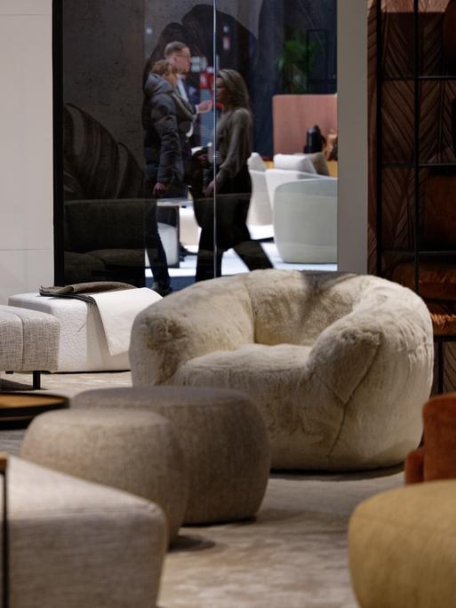 Sofa- und Sessellandschaft auf der Möbel- und Einrichtungsmesse IMM im Köln in cremeweiß