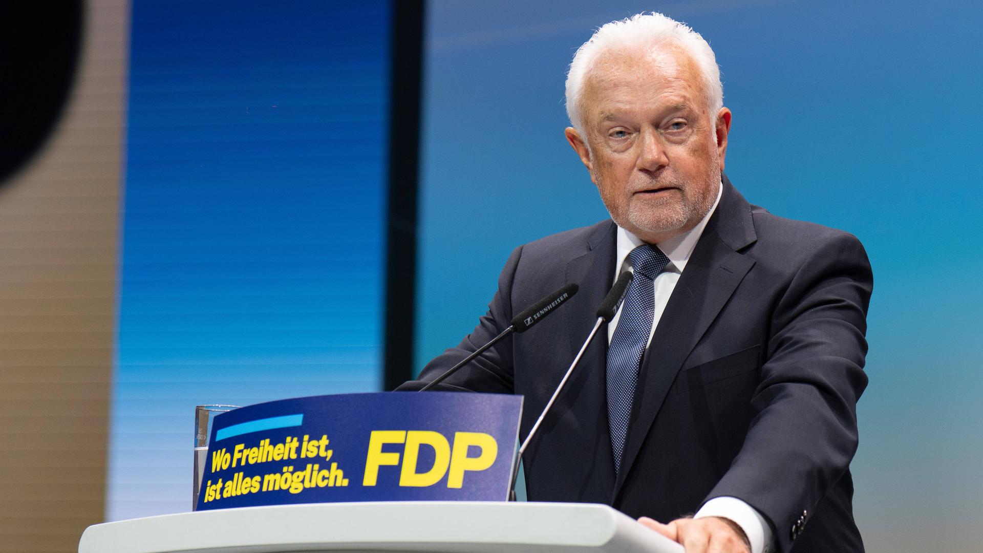 Der neue FDP-Bundesvorsitzende Wolgang Kubicki steht an einem Rednerpult. Er hält sich mit den Händen an dem Pult fest. Darauf steht ein Banner mit der Aufschrift: "Wo Freiheit ist, ist alles möglich - FDP"
