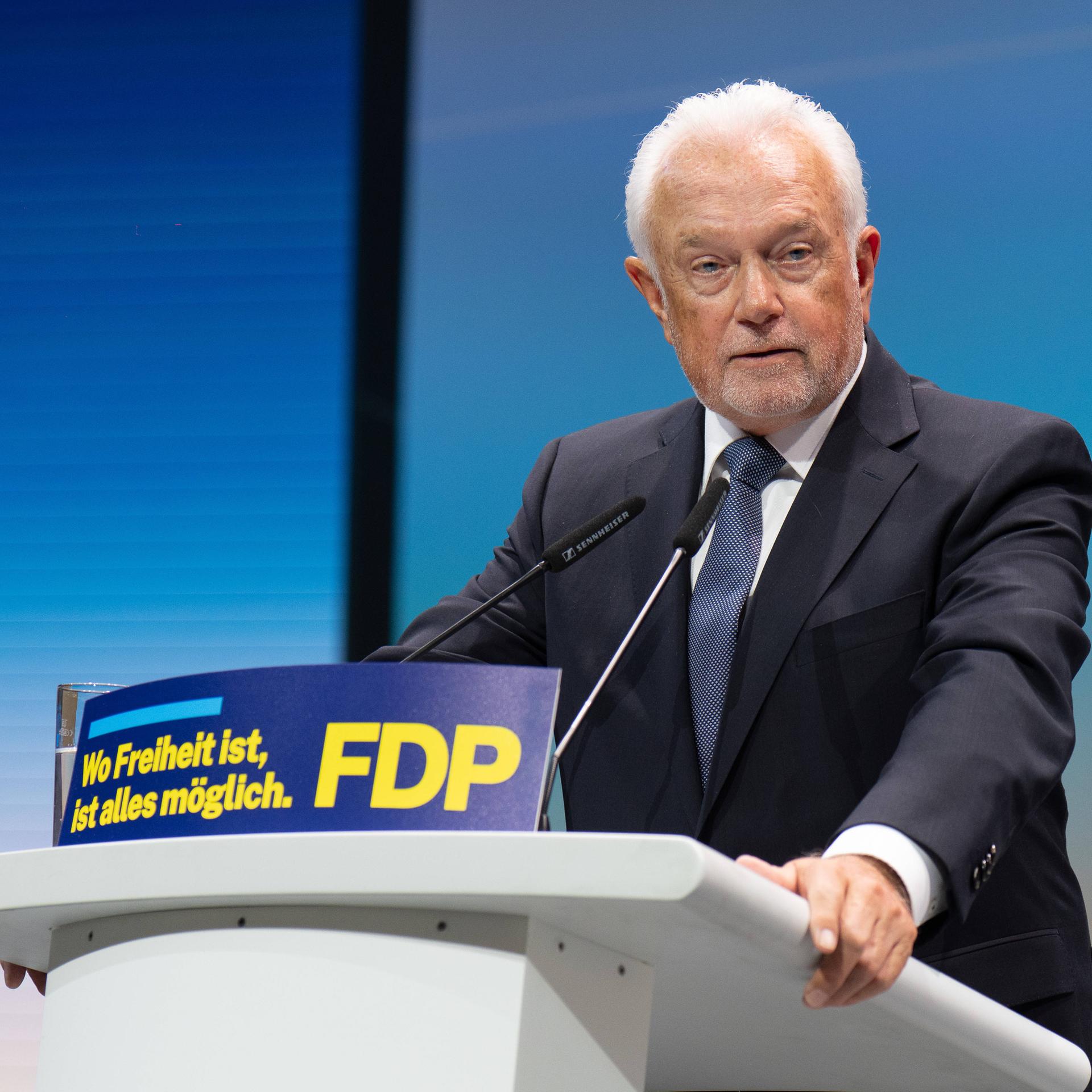 Der neue FDP-Bundesvorsitzende Wolgang Kubicki steht an einem Rednerpult. Er hält sich mit den Händen an dem Pult fest. Darauf steht ein Banner mit der Aufschrift: "Wo Freiheit ist, ist alles möglich - FDP"
