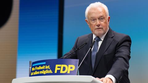 Der neue FDP-Bundesvorsitzende Wolgang Kubicki steht an einem Rednerpult. Er hält sich mit den Händen an dem Pult fest. Darauf steht ein Banner mit der Aufschrift: "Wo Freiheit ist, ist alles möglich - FDP"