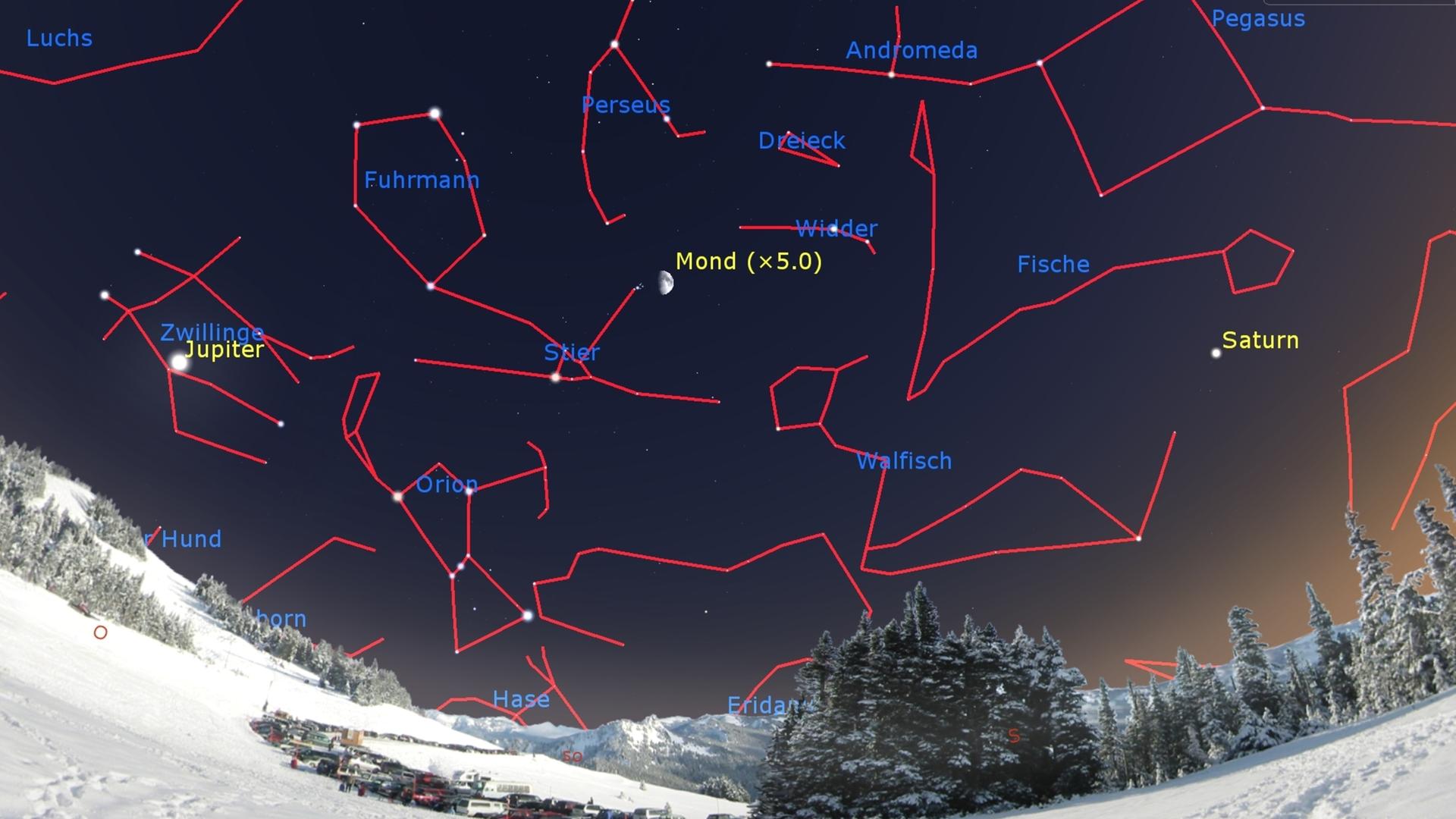 Der Mond strahlt im Stier, nahe der Plejaden, umgeben von den Sternbildern.