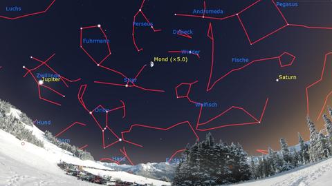 Der Mond strahlt im Stier, nahe der Plejaden, umgeben von den Sternbildern.