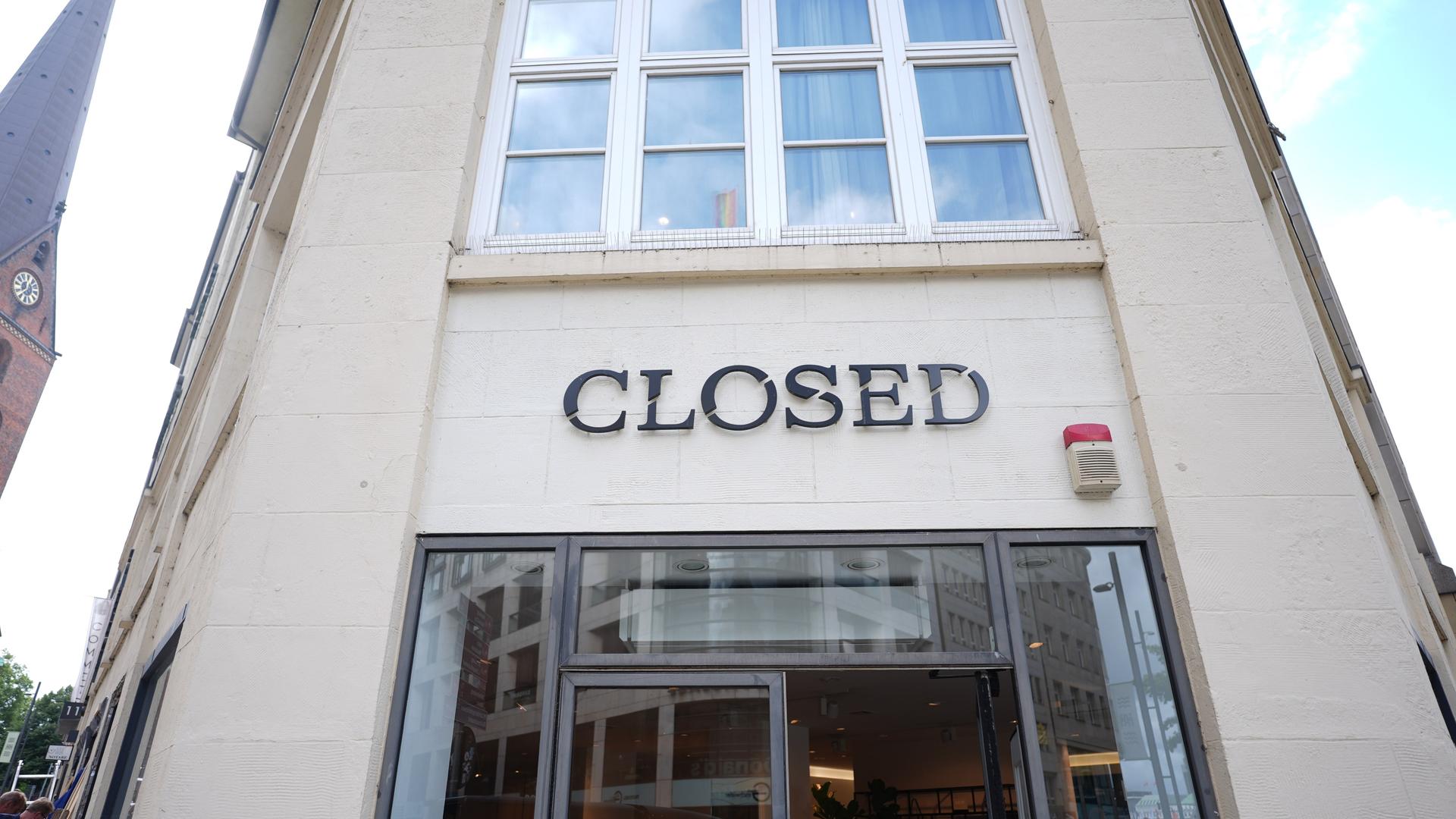 Blick auf die Filiale der Modemarke Closed in der Hamburger Innenstadt.