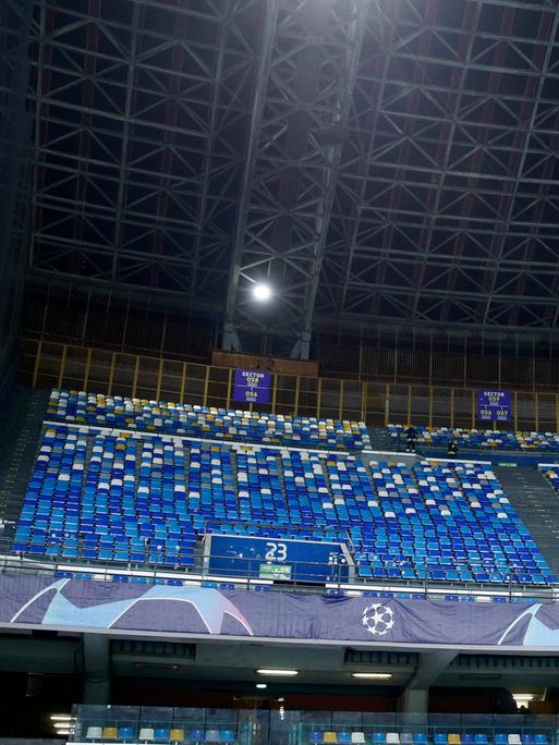 Der leere Fansektor von Eintracht Frankfurt während des Rückrundenspiels im Achtelfinale der UEFA Champions League zwischen SSC Neapel und Eintracht Frankfurt im Stadio Diego Armando Maradona in Neapel