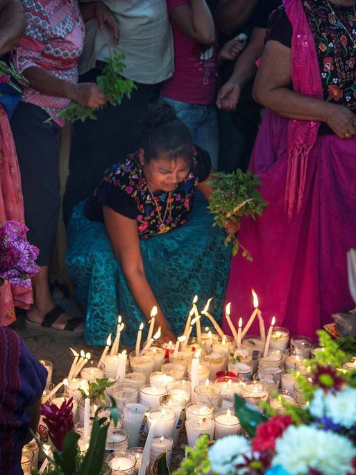 Indigene feiern ein spirituelles Reinigungsrital am Día de la Candelaria in San Mateo del Mar im mexikanischen Bundesstaat Oaxaca.