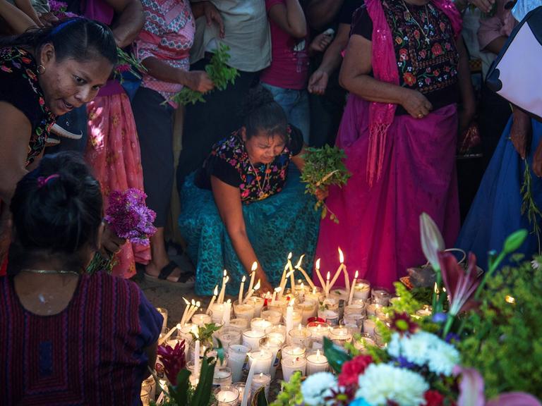 Indigene feiern ein spirituelles Reinigungsrital am Día de la Candelaria in San Mateo del Mar im mexikanischen Bundesstaat Oaxaca.