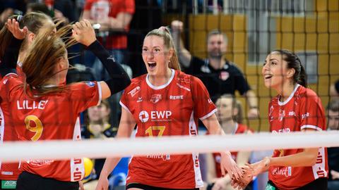 Mehrere Spielerinnen des Volleyball-Bundesligisten SC Potsdam freuen sich in einem Spiel der Finalserie um die deutsche Meisterschaft.