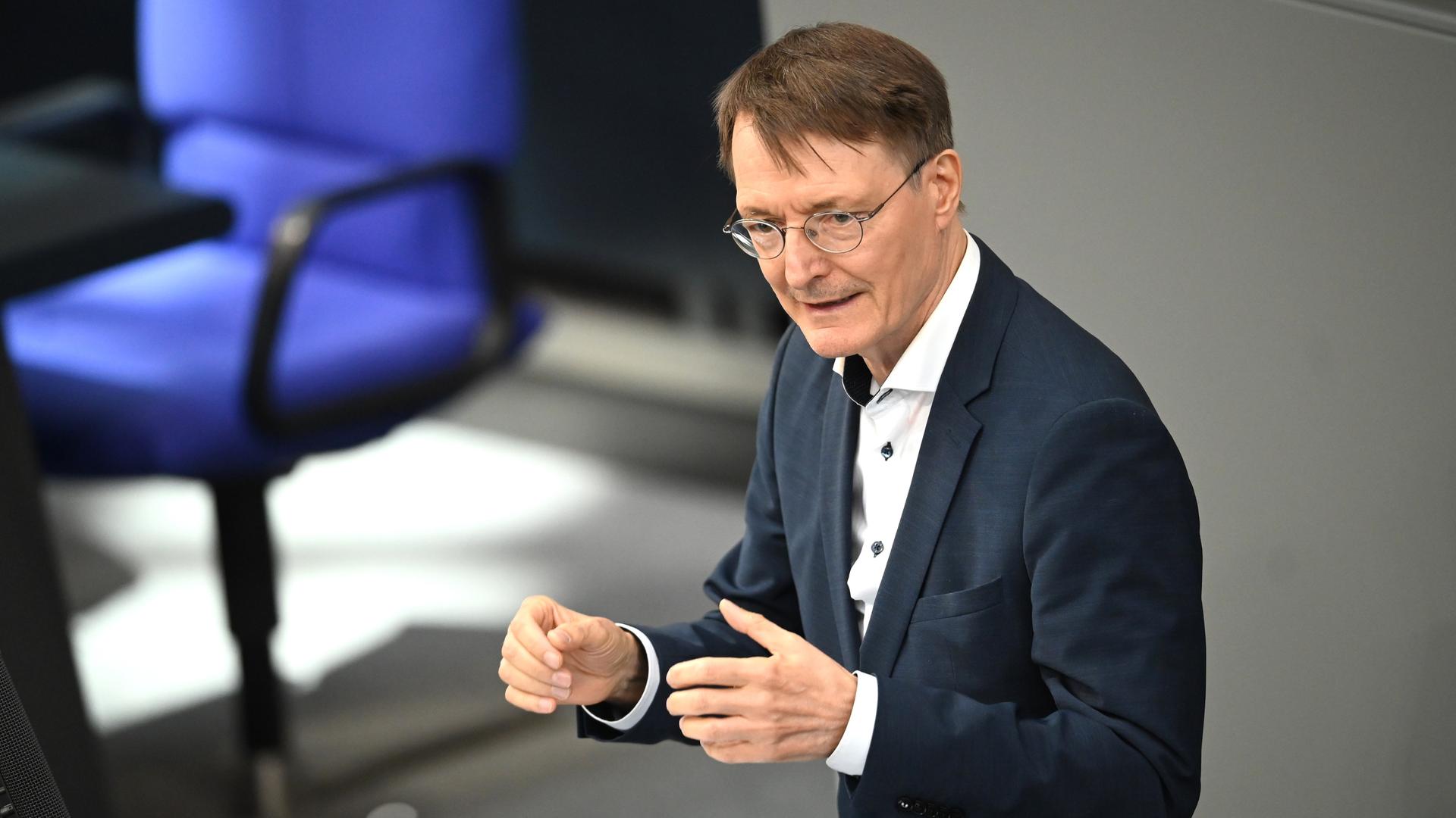 Karl Lauterbach (SPD), Bundesminister für Gesundheit, spricht bei der Debatte zu den Haushaltsberatungen im Bundestag. Debattiert werden die Einzeletats mehrerer Ministerien.