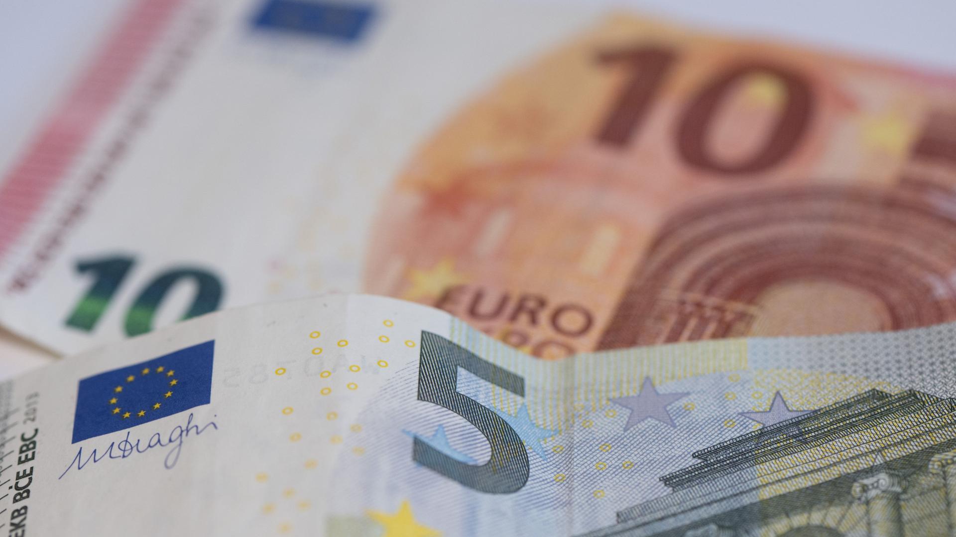 Ein 10-Euro- und ein 5-Euro-Schein liegen übereinander.