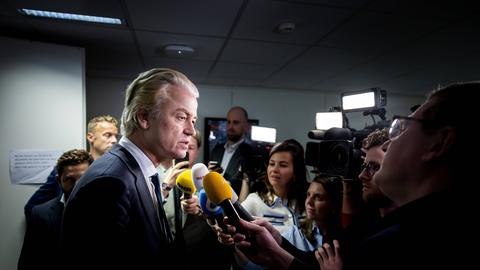 Der niederländische Rechtspopulist Geert Wilders steht vor Journalisten und gibt ein Interview (15.05.2024)