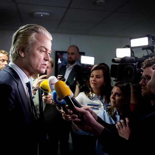 Der niederländische Rechtspopulist Geert Wilders steht vor Journalisten und gibt ein Interview (15.05.2024)