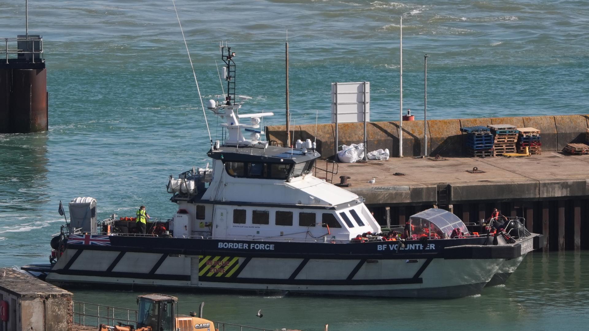 Eine Gruppe von Menschen, bei denen es sich vermutlich um Migranten handelt, wird nach einem Zwischenfall mit einem kleinen Boot im Ärmelkanal von einem Schiff der Border Force in das Gelände der Border Force gebracht. Eine Gruppe von Menschen, bei denen es sich vermutlich um Migranten handelt, wird nach einem Zwischenfall mit einem kleinen Boot im Ärmelkanal von einem Schiff der Border Force in das Gelände der Border Force gebracht.