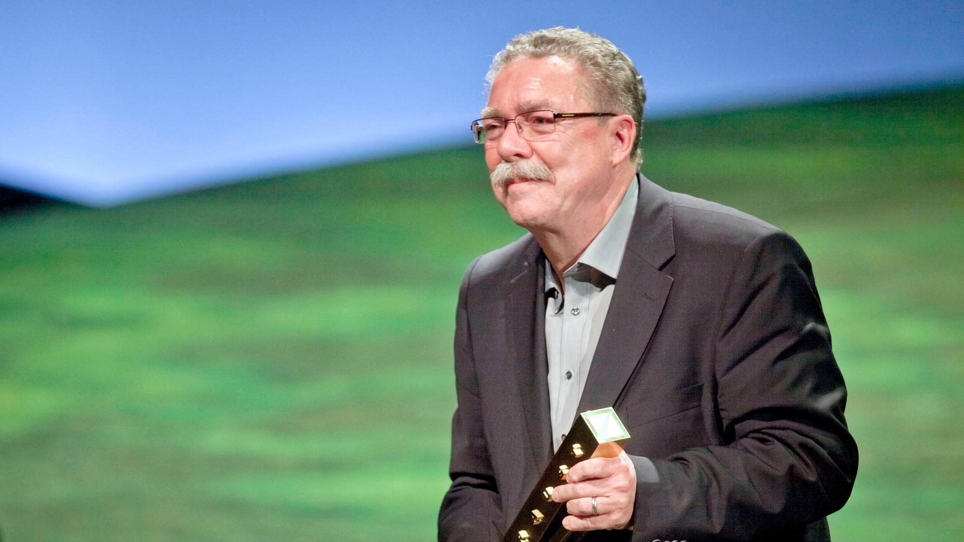 Wolfgang Engel hält den Theaterpreis "Der Faust" in der Hand Wolfgang Engel hält den Theaterpreis "Der Faust" in der Hand