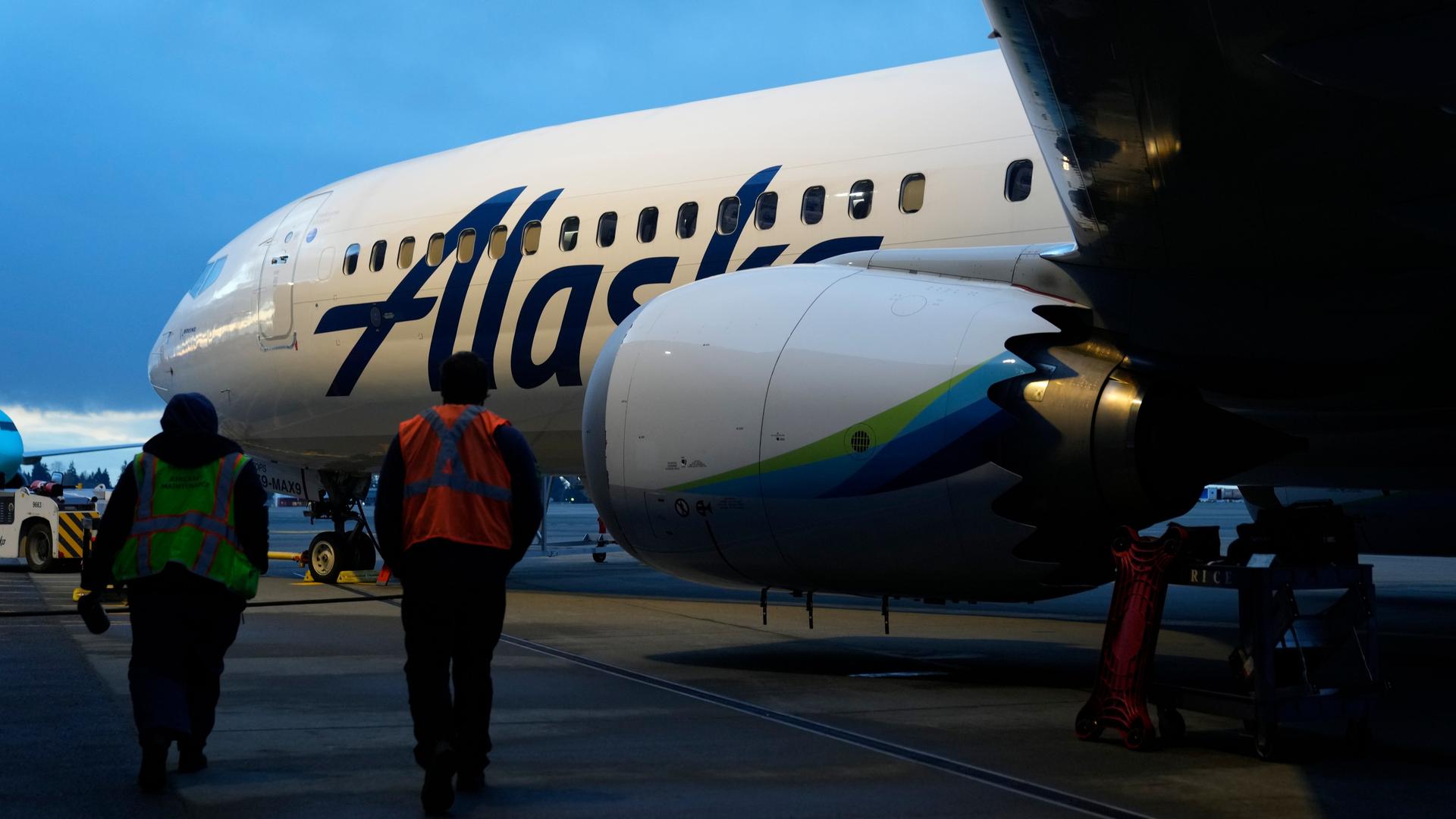 Eine Boeing mit Alaska-Airlines-Lackierung auf einem Rollfeld bei Dämmerung