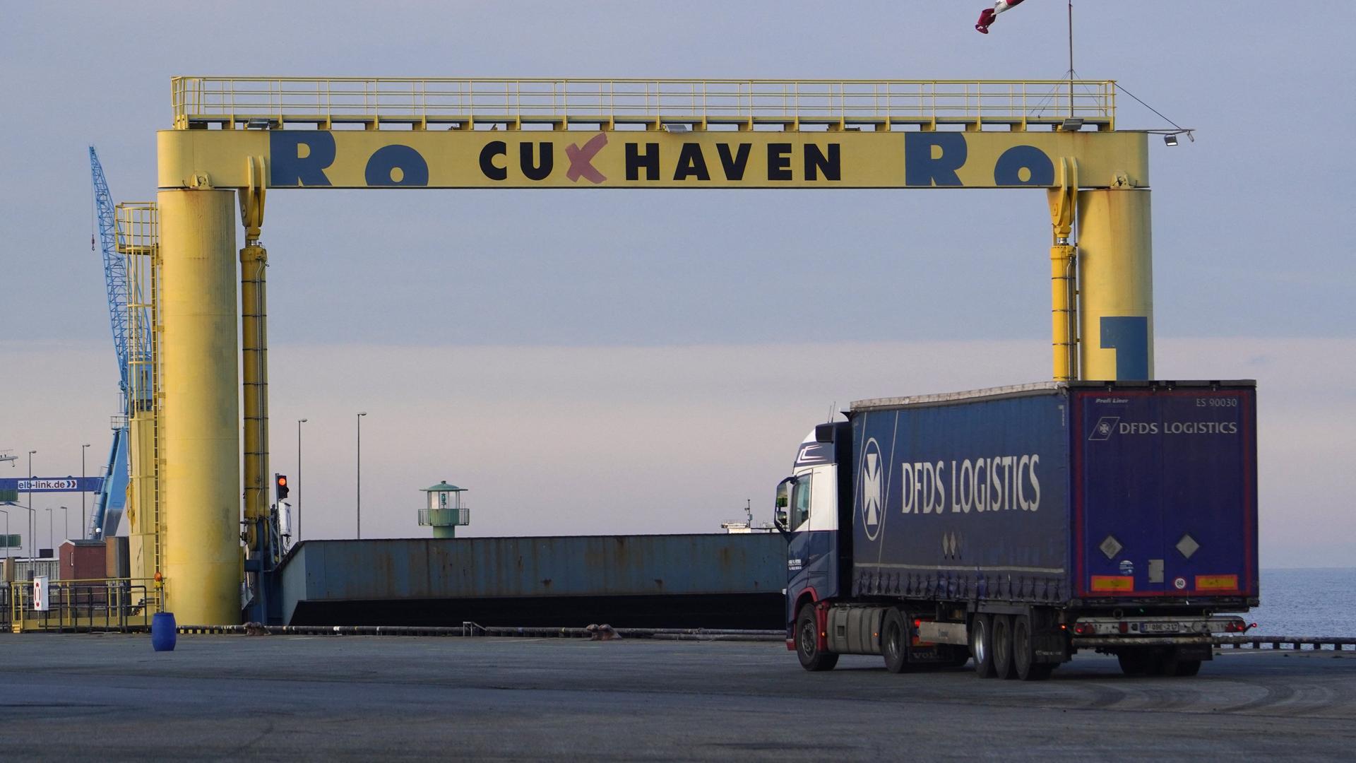 Ein Lastwagen fährt am Kai des Hafens in Cuxhaven.