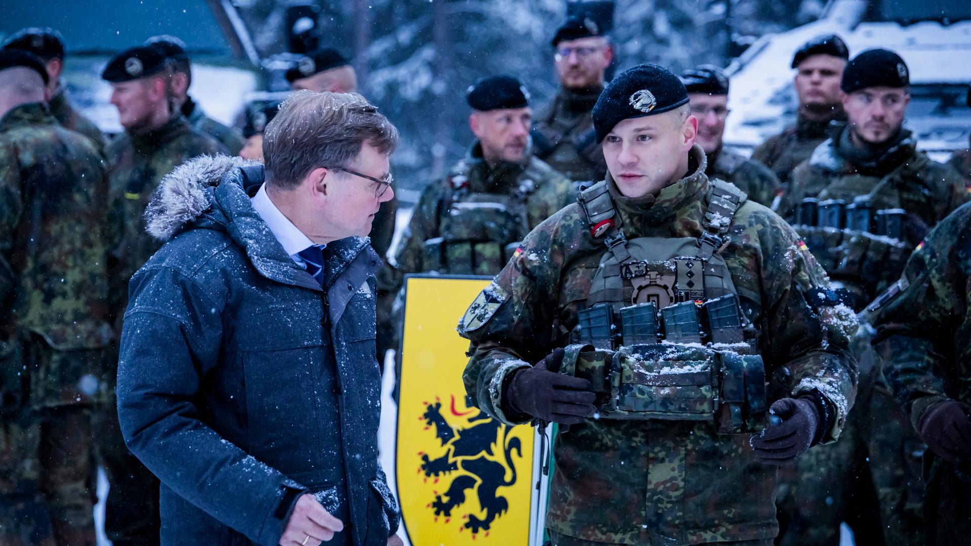Bundesaußenminister Wadephul mit Soldaten der Panzerbrigade 45 nahe dem litauischen Vilnius