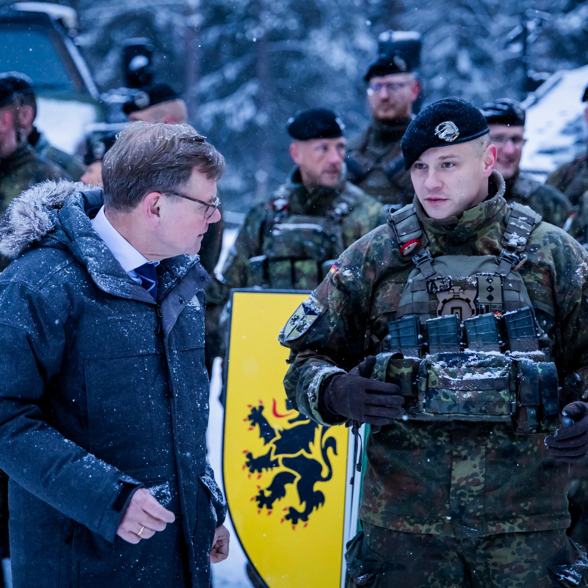 Bundesaußenminister Wadephul mit Soldaten der Panzerbrigade 45 nahe dem litauischen Vilnius