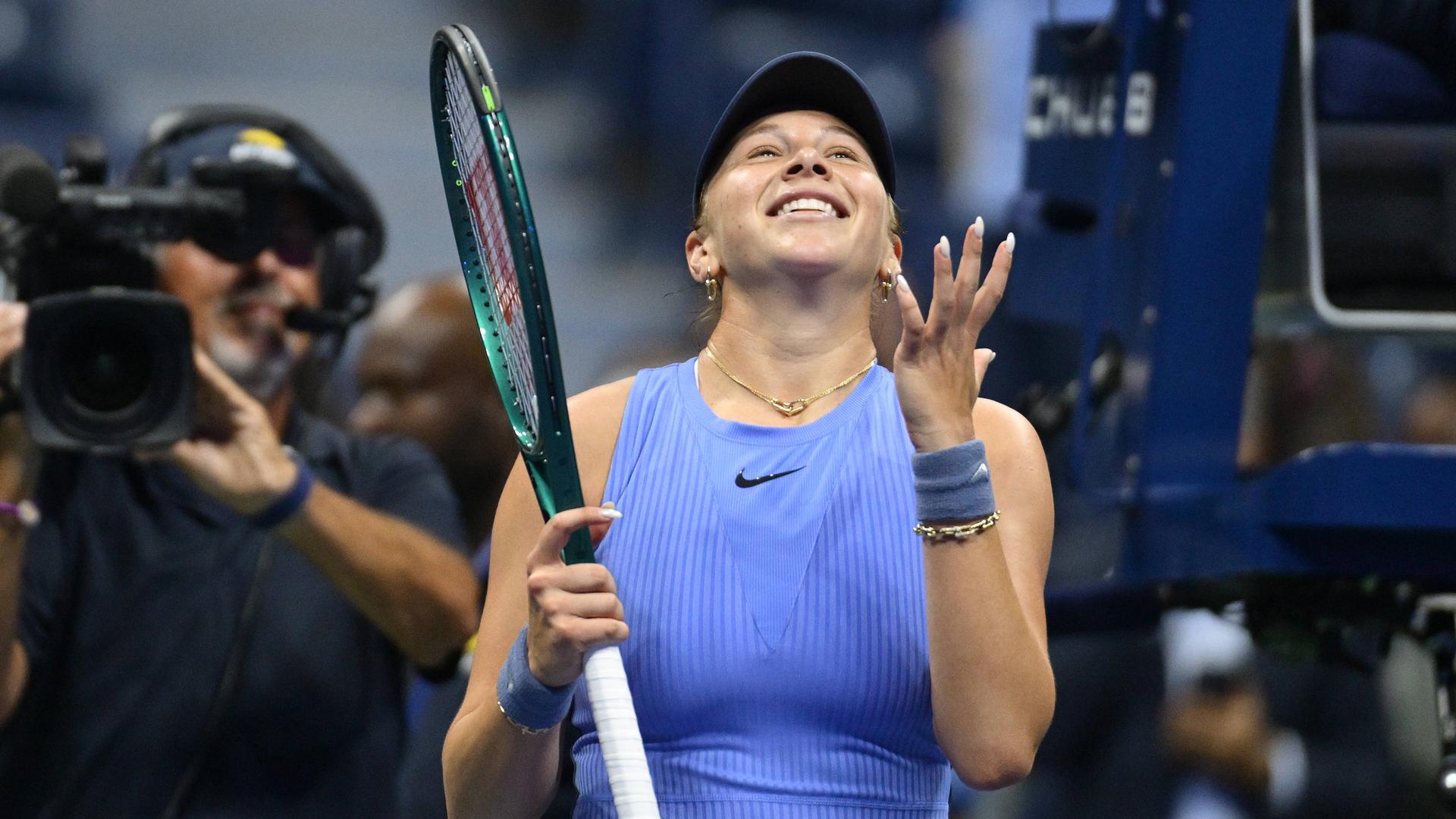 Die Tennisspielerin Amanda Anisimova blickt jubelnd nach oben. Die Tennisspielerin Amanda Anisimova blickt jubelnd nach oben.