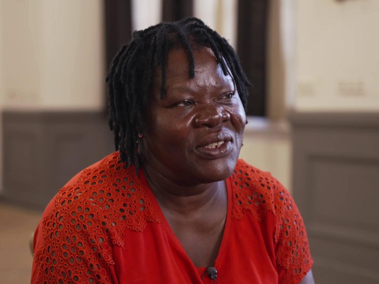 Marie Agonglovi, Überlebende des Brandanschlags in Lübeck 1996, 30 Jahre später im Porträt.