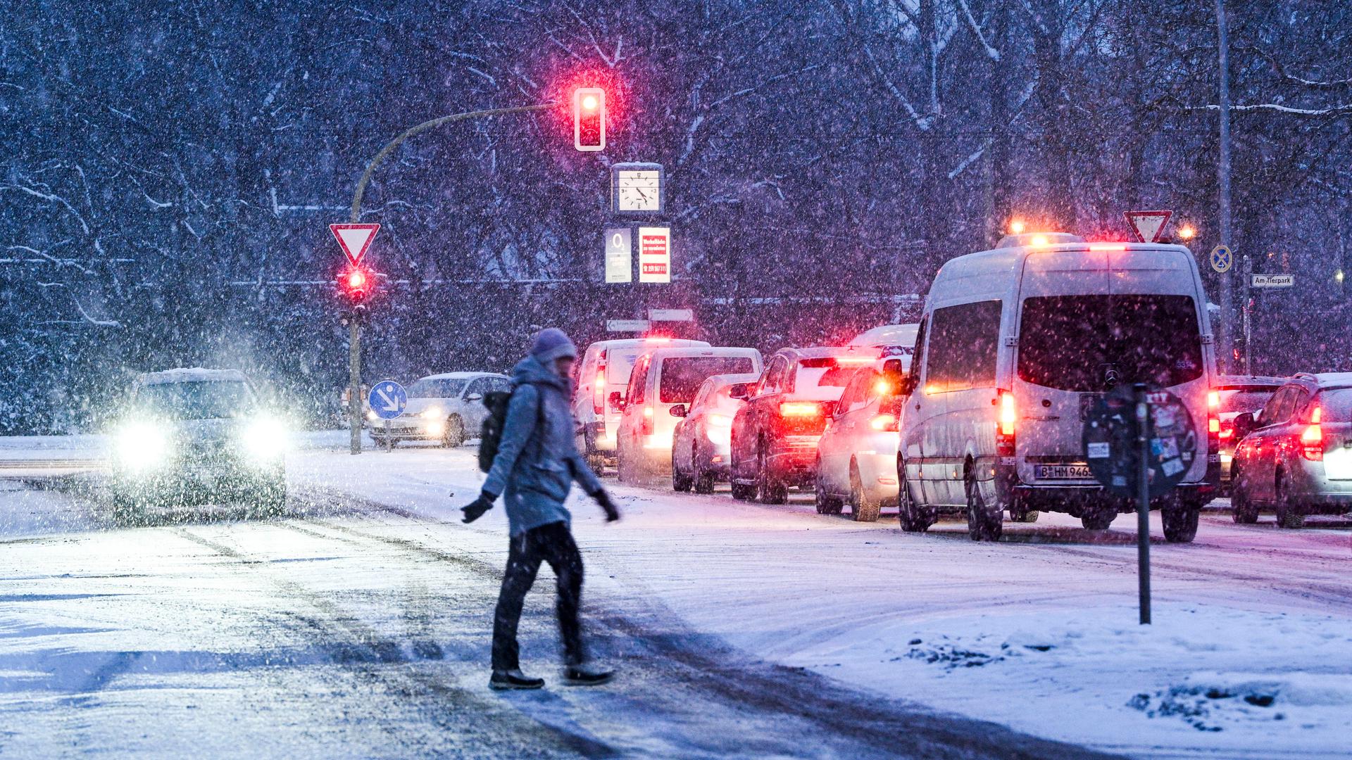 Starker Schneefall herrscht am Abend an der Treskowallee in Karlshorst. 