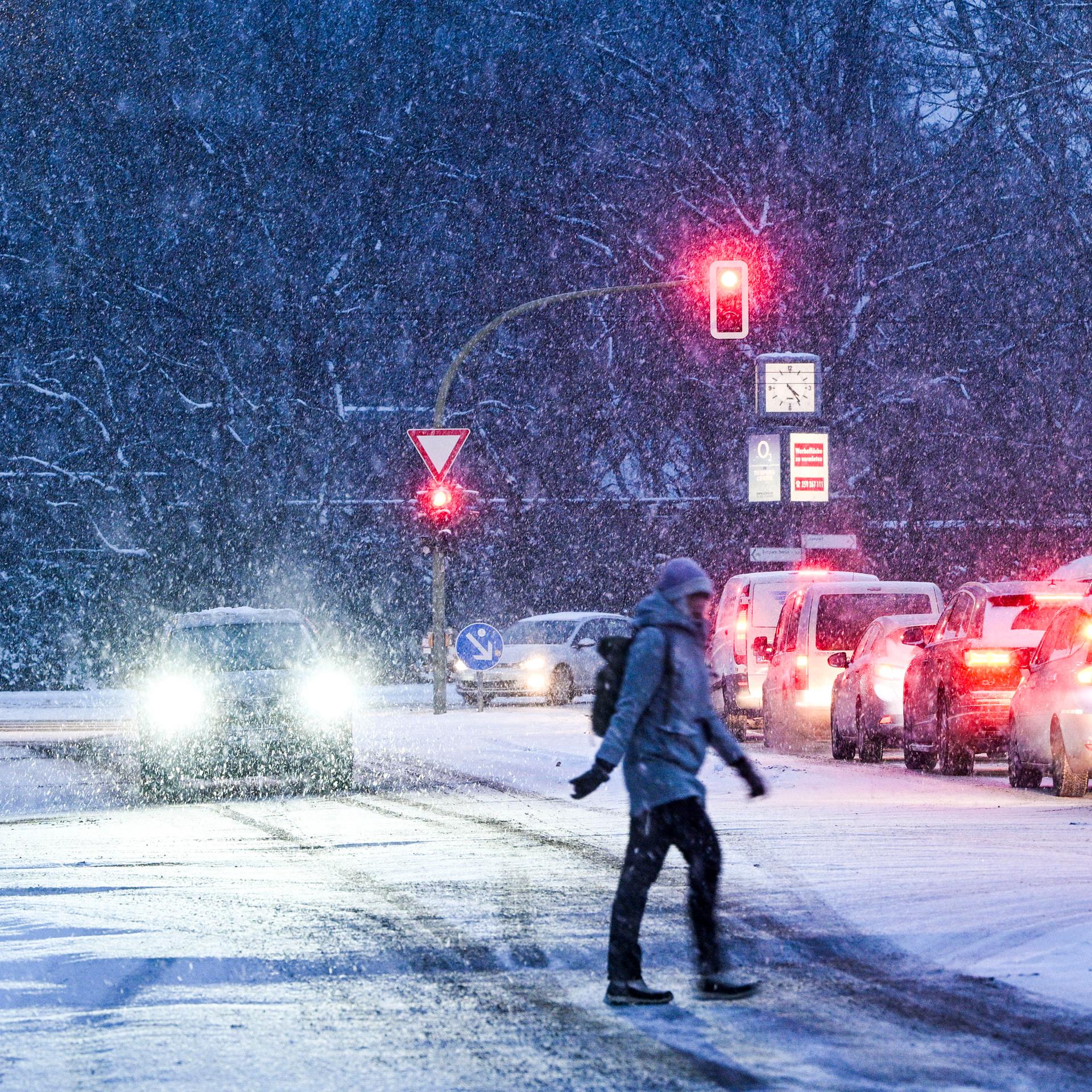 Starker Schneefall herrscht am Abend an der Treskowallee in Karlshorst. 