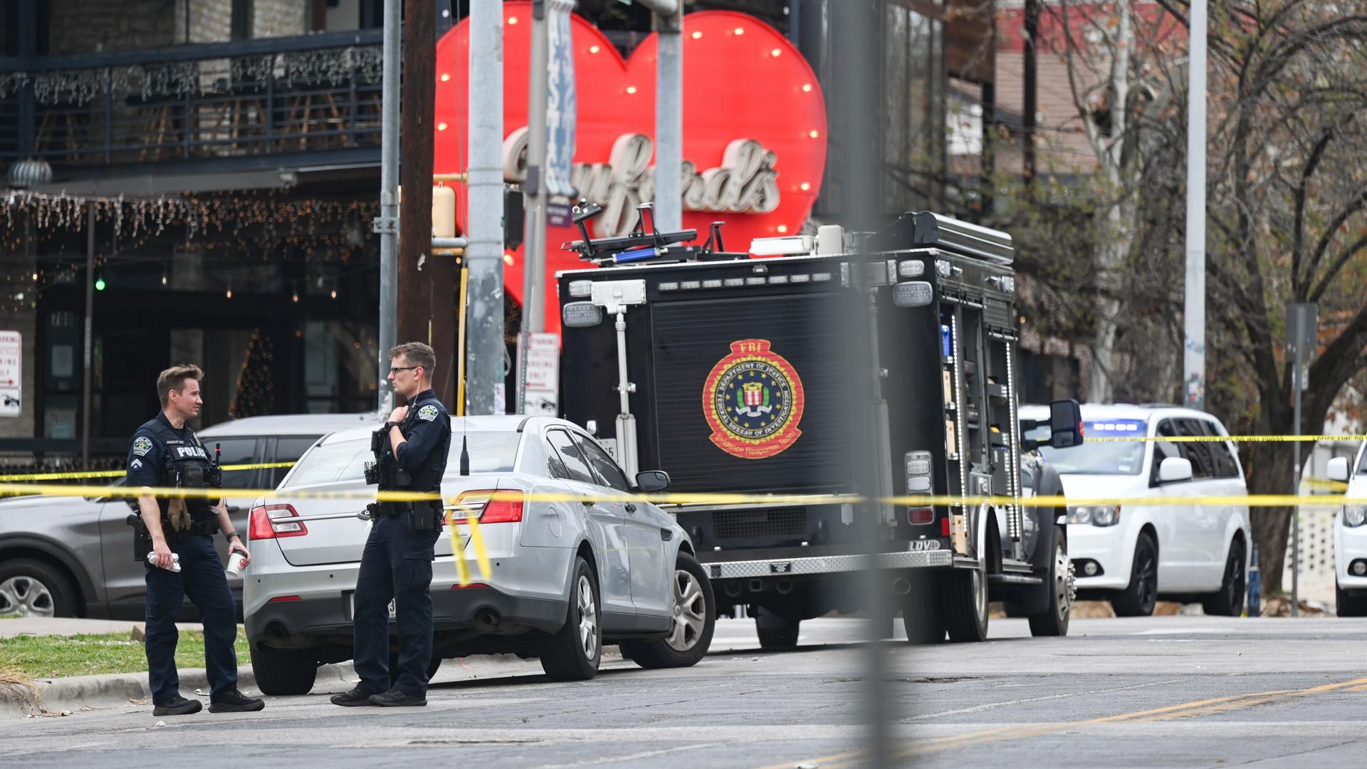 Das FBI und die Polizei von Austin stehen vor dem Tatort und ermitteln.