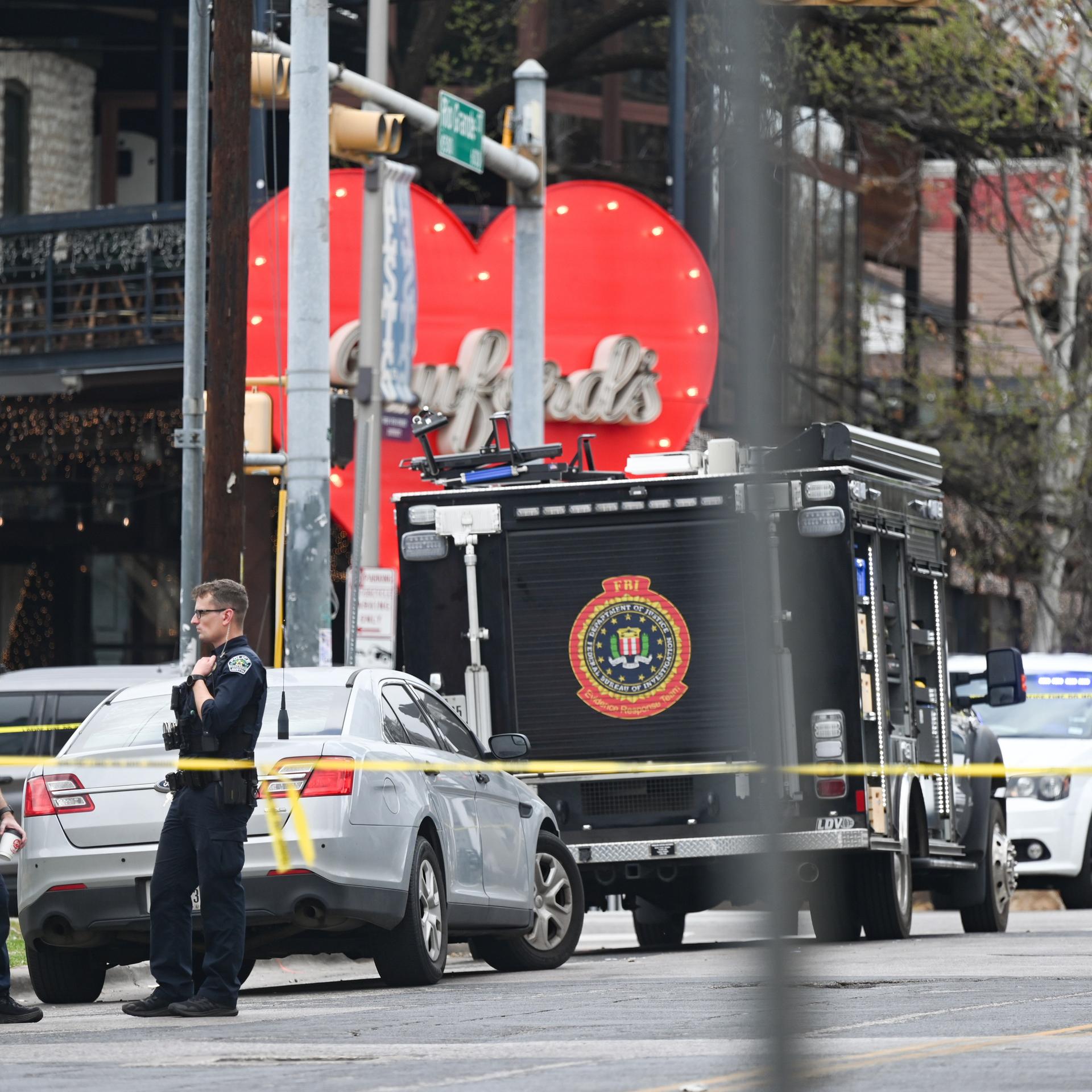 Das FBI und die Polizei von Austin stehen vor dem Tatort und ermitteln.