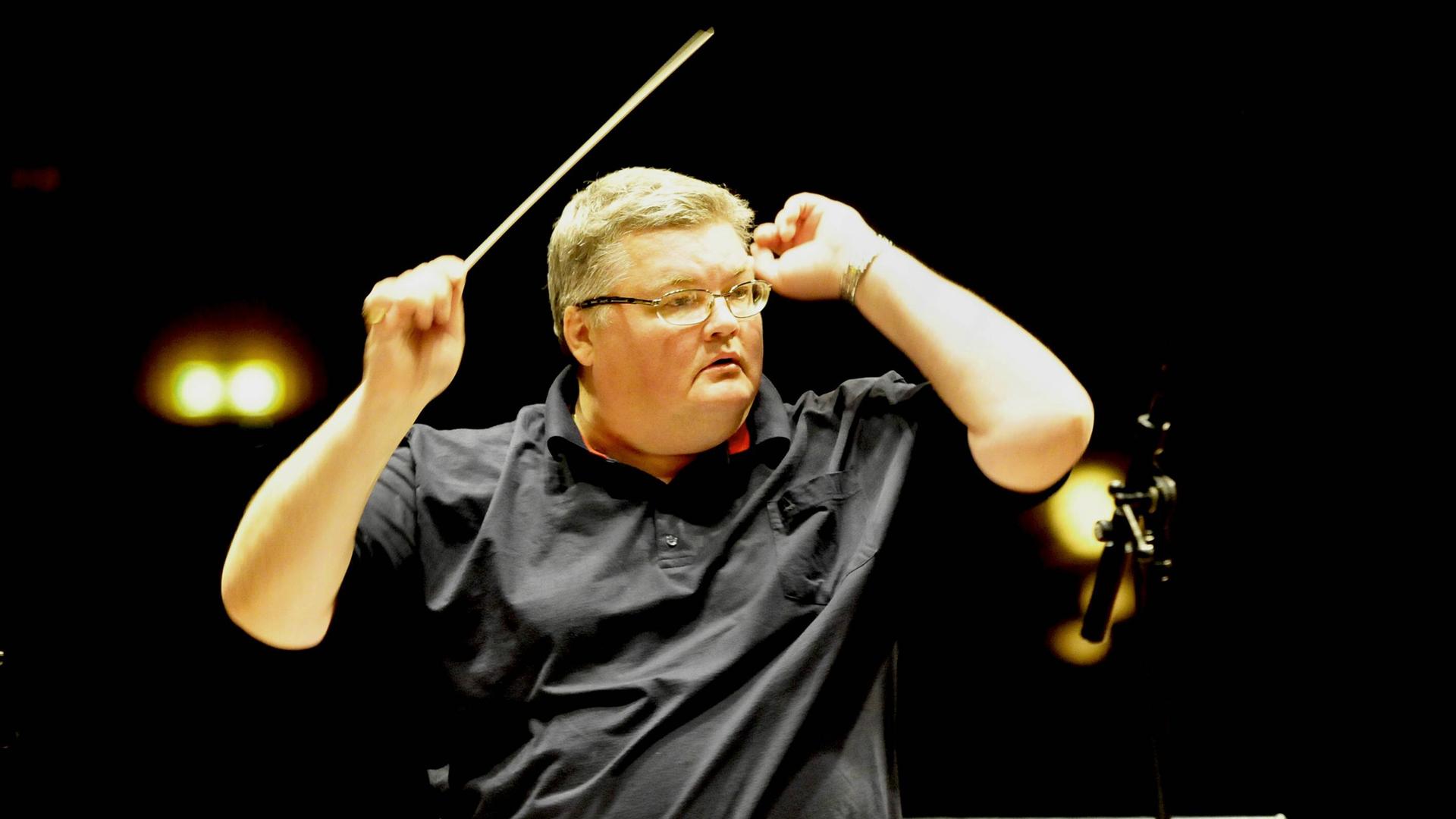 Dirigent Sergej Stadler dirigiert