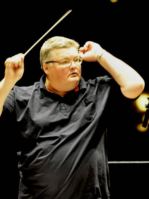 Dirigent Sergej Stadler dirigiert