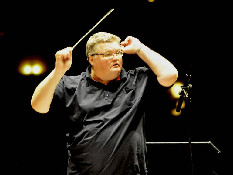 Dirigent Sergej Stadler dirigiert