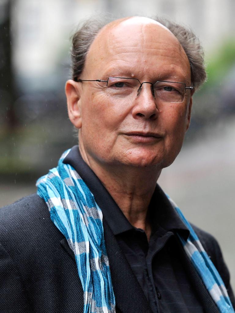 Ein älterer Mann mit Brille blickt in die Kamera. Ein älterer Mann mit Brille blickt in die Kamera.