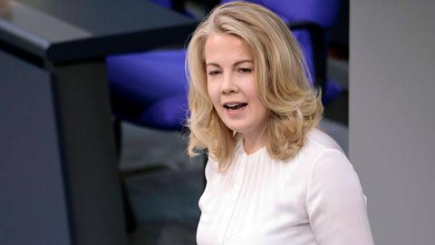 Linda Teuteberg in der 35. Sitzung des Deutschen Bundestages im Reichstagsgebäude