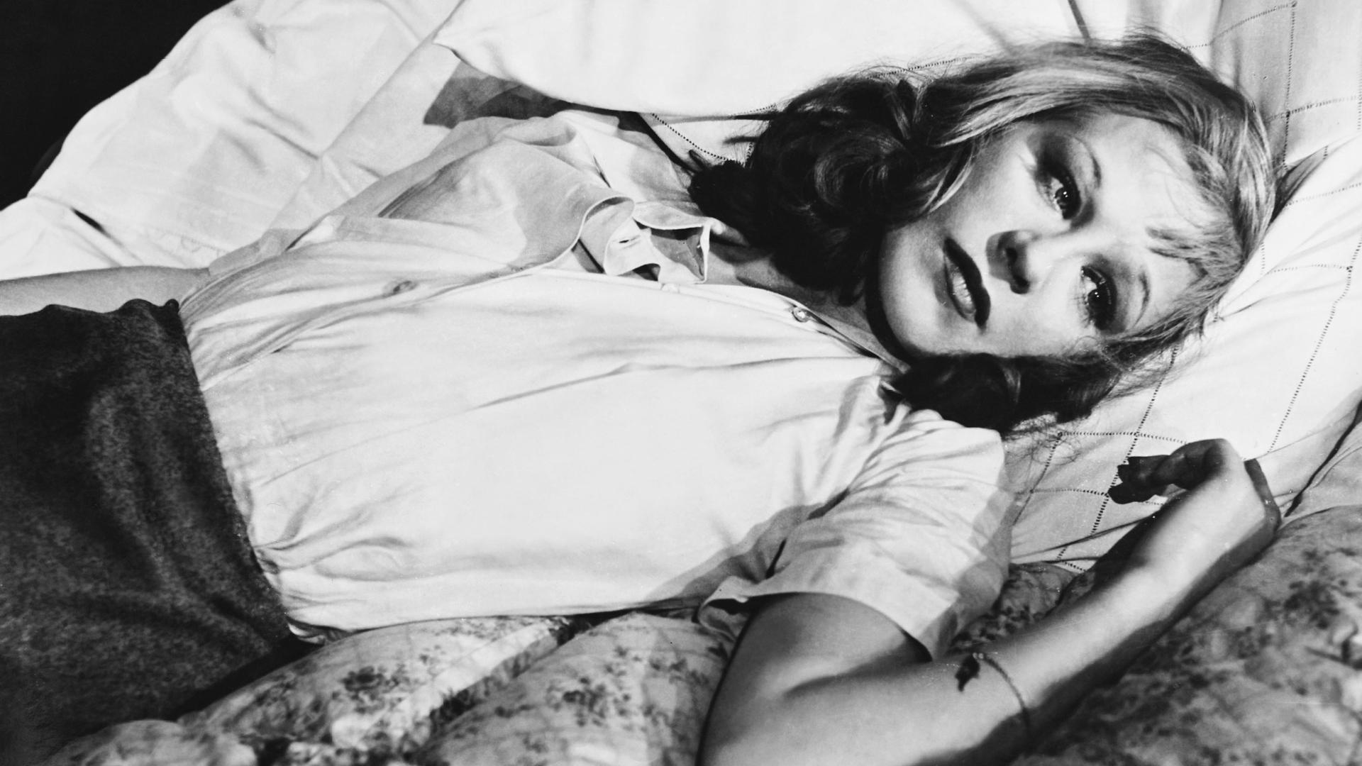 Filmszene zeigt Hildegard Knef liegend und in die Kamera blickend aus dem Klassiker Die Sünderin von 1951