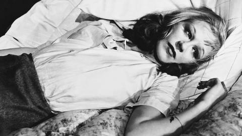 Filmszene zeigt Hildegard Knef liegend und in die Kamera blickend aus dem Klassiker Die Sünderin von 1951